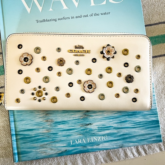 Coach Floral Zip Around Accordion Wallet with Tea Rose Appliqué and Grom… - Picture 8 of 12